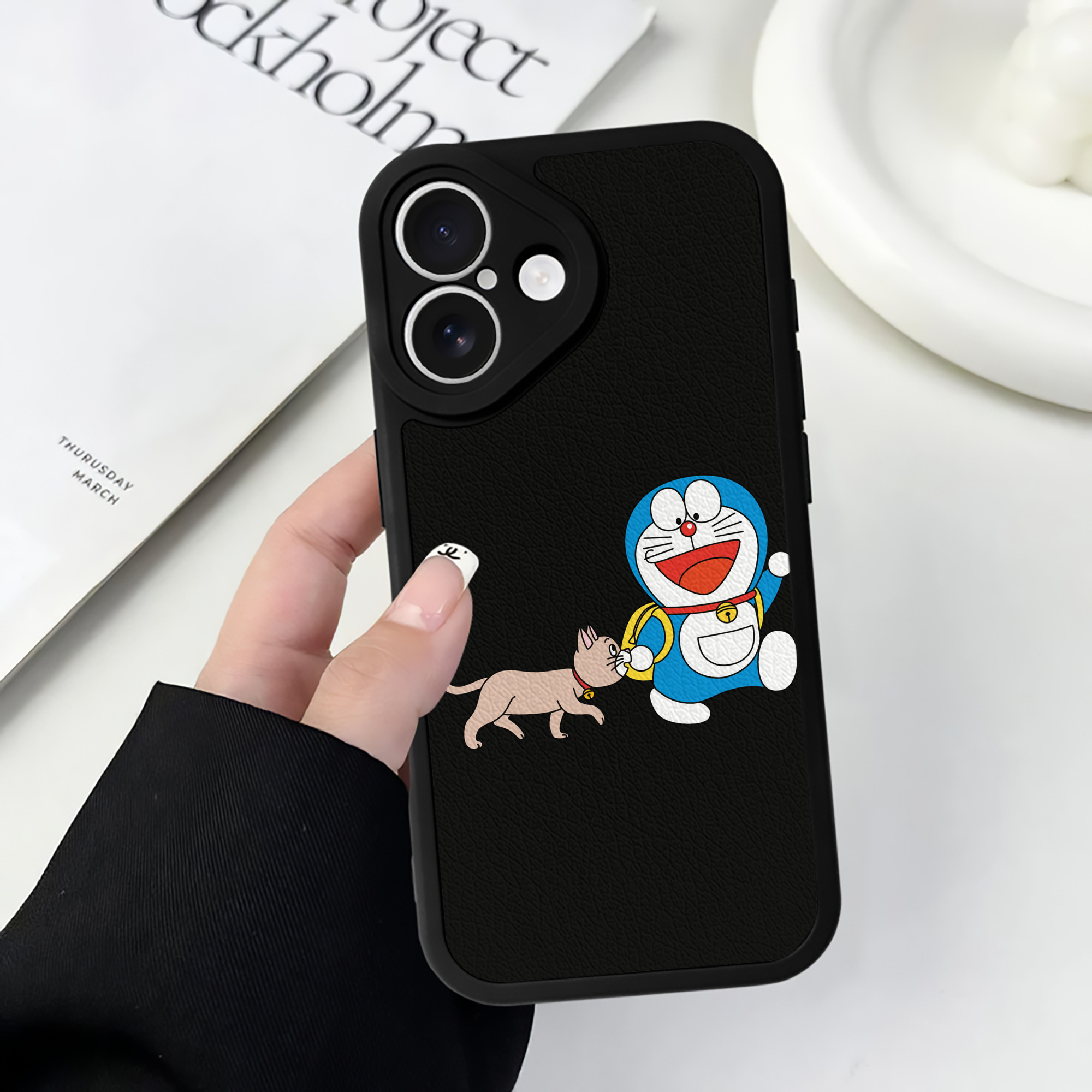 （画像用） ドラえもん Doraemon 【iPhone 16シリーズ対応】シリコンスマホケース（レザー調） 材質：シリコン